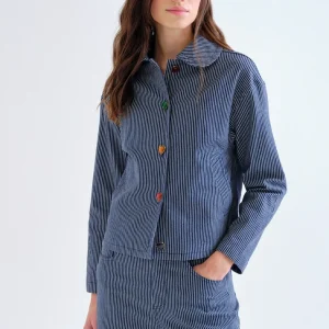 CHAQUETA VAQUERA CON RAYAS AZUL Y DETALLES DE CORAZÓN MULTICOLOR