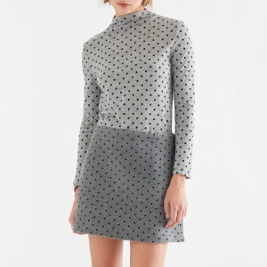 CAMISETA BÁSICA GRIS JASPEADO CON LUNARES NEGROS